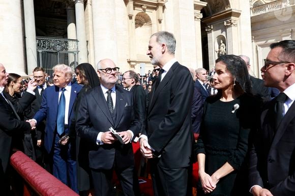 Le président américain Donald Trump, sa femme Melania Trump, Le roi Felipe VI et la reine Letizia d’Espagne - Le roi Felipe VI et la reine Letizia d’Espagne, assistent aux funérailles du pape François devant la basilique Saint Pierre à Rome, le 26 avril 2025. 
© Casa de SM El Rey / Bestimage LALO YASKY / BESTIMAGE