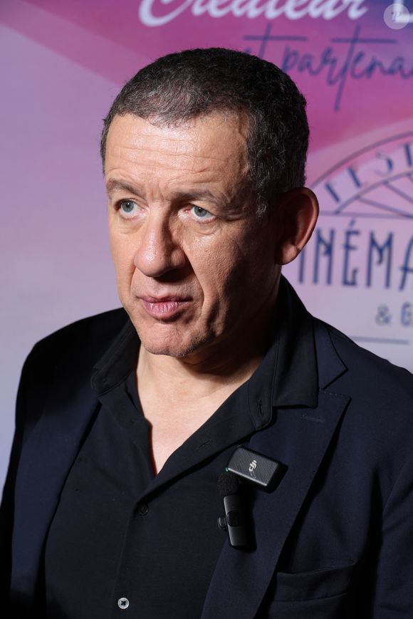 En réalité, si Sarah a fortement hésité à se rendre sur le tournage, c’est parce qu’elle était stressée.

Exclusif - Dany Boon lors de la présentation de son film "Regarde" au Festival du Cinéma Francais et de la gastronomie d'Aix-les-Bains, France, le 3 juin 2025. © Denis Guignebourg/Bestimage