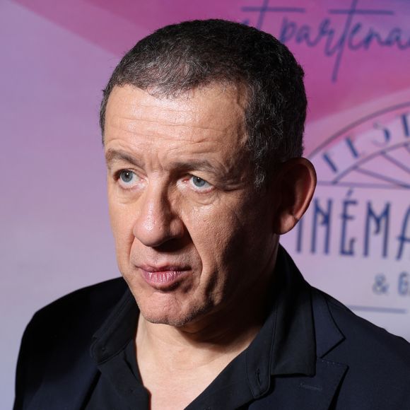 En réalité, si Sarah a fortement hésité à se rendre sur le tournage, c’est parce qu’elle était stressée.

Exclusif - Dany Boon lors de la présentation de son film "Regarde" au Festival du Cinéma Francais et de la gastronomie d'Aix-les-Bains, France, le 3 juin 2025. © Denis Guignebourg/Bestimage