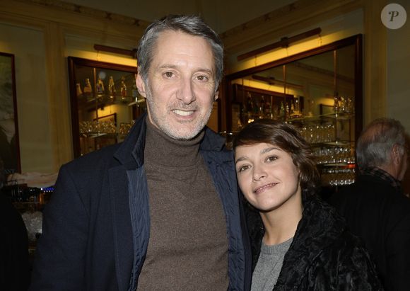 Antoine de Caunes et sa fille Emma de Caunes - People a la generale du nouveau spectacle de Francois-Xavier Demaison "Demaison s'évade" au Theatre Edouard VII a Paris, le 10 decembre 2013.