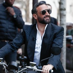 Exclusif - Cyril Hanouna arrive en moto électrique pour la dernière émission "Touche pas à mon poste" (TPMP) diffusée en direct sur C8 avant la fermeture de la chaine le 28 février, à Paris, France, le 27 février 2025. © Christophe Clovis/Bestimage