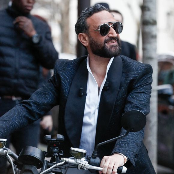 Exclusif - Cyril Hanouna arrive en moto électrique pour la dernière émission "Touche pas à mon poste" (TPMP) diffusée en direct sur C8 avant la fermeture de la chaine le 28 février, à Paris, France, le 27 février 2025. © Christophe Clovis/Bestimage