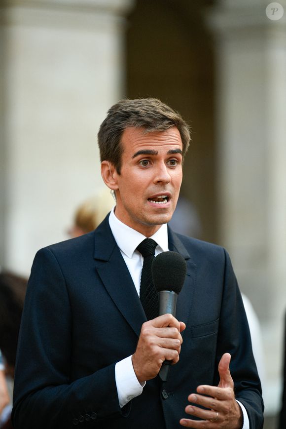 Le journaliste de France 2 Jean-Baptiste Marteau lors de l'hommage national rendu à Jean-Paul Belmondo à l'Hôtel des Invalides à Paris, France, le 9 septembre 2021. L'acteur français Jean-Paul Belmondo est décédé lundi 6 septembre à l'âge de 88 ans. Photo par Victor Joly/ABACAPRESS.COM