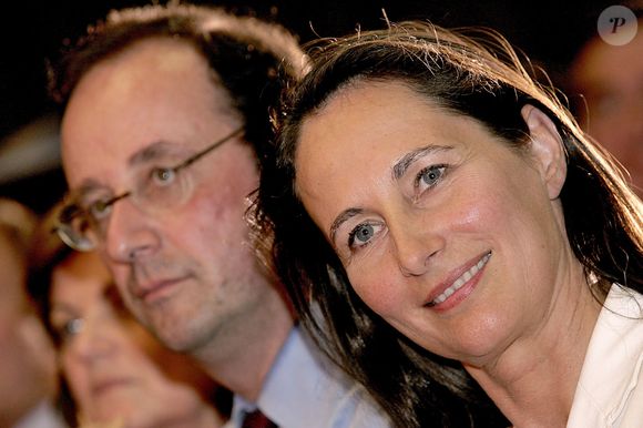 Le leader socialiste français François Hollande et la présidente de la région Poitou Charente Ségolène Royal, participent à un meeting pour le "oui" à la Constitution européenne, à Angoulême, dans l'ouest de la France, le 2 mai 2005. Photo par Patrick Bernard/ABACA.
