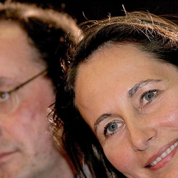 Le leader socialiste français François Hollande et la présidente de la région Poitou Charente Ségolène Royal, participent à un meeting pour le "oui" à la Constitution européenne, à Angoulême, dans l'ouest de la France, le 2 mai 2005. Photo par Patrick Bernard/ABACA.