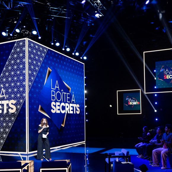 Exclusif - Faustine Bollaert en backstage de l'enregistrement de l'émission "La Boîte à secrets", présentée par F.Bollaert et diffusée le 9 janvier 2026 sur France 3, dans les studios du Lendit à Saint-Denis, France, le 2 décembre 2025. © Cyril Moreau/Bestimage