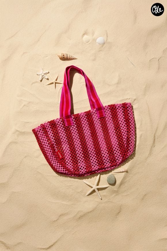 Conçues dans des teintes éclatantes, ces éditions limitées intègrent de magnifiques sacs tressés très tendance.