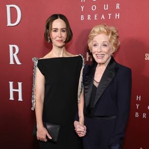 “Dix ans de nous, et j’en veux dix de plus”, écrit alors Sarah Paulson, très amoureuse.

Sarah Paulson et Holland Taylor à la première de Searchlight Pictures 'Hold Your Breath' le 4 octobre 2024 au Harmony Gold à Los Angeles, Californie. © PPS/Bestimage