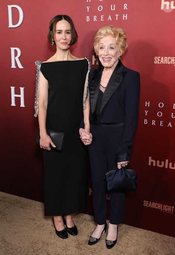 “Dix ans de nous, et j’en veux dix de plus”, écrit alors Sarah Paulson, très amoureuse.

Sarah Paulson et Holland Taylor à la première de Searchlight Pictures 'Hold Your Breath' le 4 octobre 2024 au Harmony Gold à Los Angeles, Californie. © PPS/Bestimage