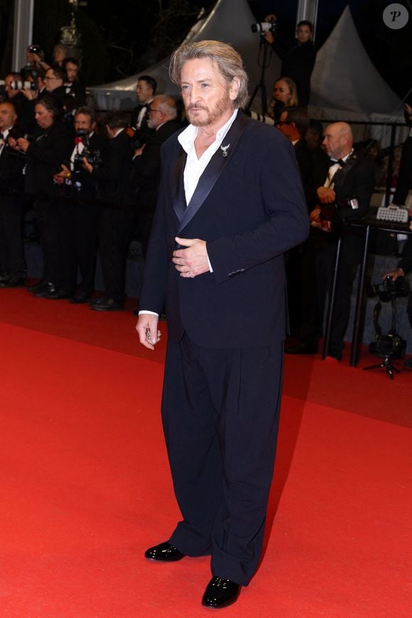 Benoît Magimel - Descente des marches du film " Histoires de la nuit " lors du 79ème Festival International du Film de Cannes, le 22 mai 2026. © Olivier Borde / Bestimage