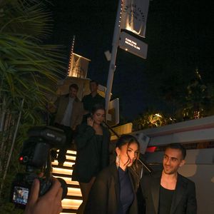 Antoine Dupont et l ex Miss France Iris Mittenaere au photocall du Grand Dîner en toute intimité avec Dadju sur la plage de l'hôtel Carlton en marge du 78ème Festival International du Film de Cannes, France, le 17 mai 2025. © Lionel Urman/Bestimage