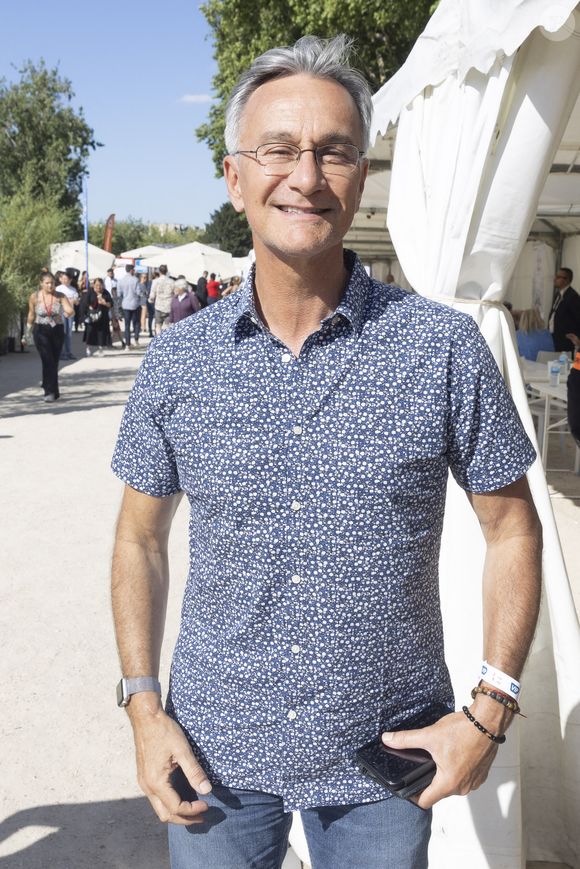 La faute à une altercation avec des malfaiteurs au sein de son immeuble.

Exclusif - Laurent Petitguillaume - Festival des Livres et des Artistes organisé par l'association "Lecture pour Tous" engagée dans la lutte contre l'illettrisme au Mail Branly à Paris le2 juillet 2022.
© Pierre Perusseau/ Jack Tribeca / Bestimage