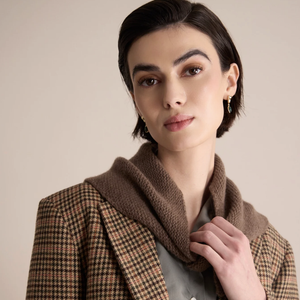 Côté accessoires, bandana, casquettes et carrés de soie viennent parfaire le vestiaire idéal de la Parisienne.

Bandana Pierro Marron