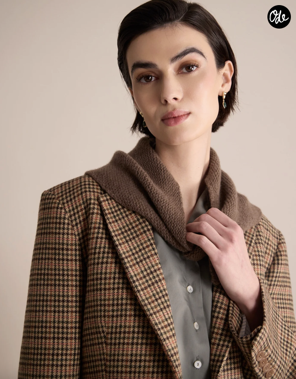 Côté accessoires, bandana, casquettes et carrés de soie viennent parfaire le vestiaire idéal de la Parisienne.

Bandana Pierro Marron