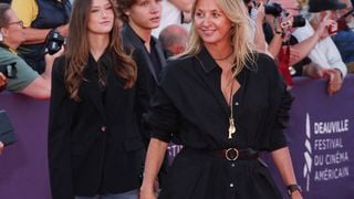 Sarah Poniatowski rayonne à Deauville auprès de Roschdy Zem honoré, son fils Roman Lavoine l'accompagne