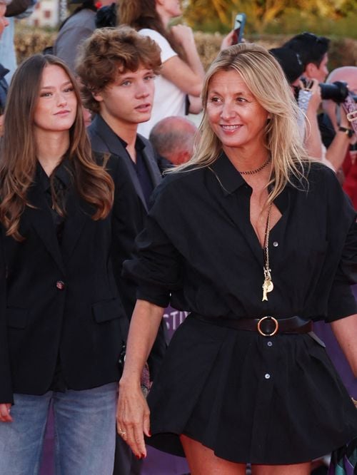 Sarah Poniatowski rayonne à Deauville auprès de Roschdy Zem honoré, son fils Roman Lavoine l'accompagne