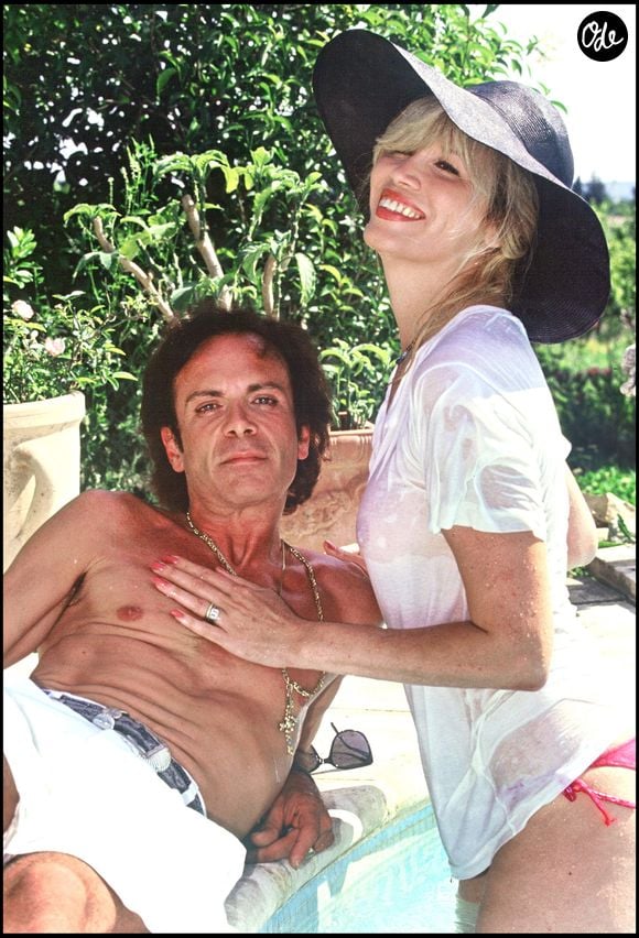 Archives — Amanda Lear dans sa villa de Saint-Rémy-de-Provence avec son mari Alain-Philippe Malagnac.