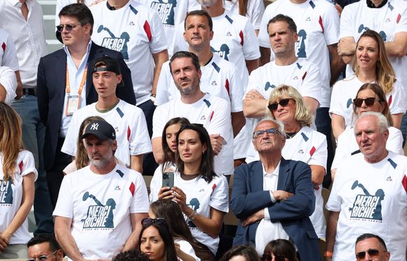 Clémentine, la compagne de R.Gasquet, Maryse Gasquet (au second plan), la mère de R.Gasquet, et les proches du tennisman - Dernier match de sa carrière pour R.Gasquet, battu par J.Sinner (6-3, 6-0, 6-4) lors des Internationaux de France de Tennis de Roland Garros 2025, le 29 mai 2025. 
© Jacovides / Moreau / Bestimage