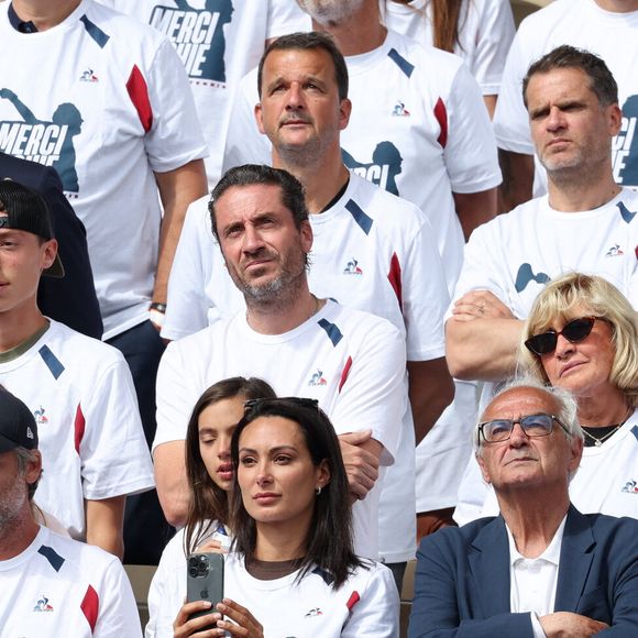 Clémentine, la compagne de R.Gasquet, Maryse Gasquet (au second plan), la mère de R.Gasquet, et les proches du tennisman - Dernier match de sa carrière pour R.Gasquet, battu par J.Sinner (6-3, 6-0, 6-4) lors des Internationaux de France de Tennis de Roland Garros 2025, le 29 mai 2025. 
© Jacovides / Moreau / Bestimage