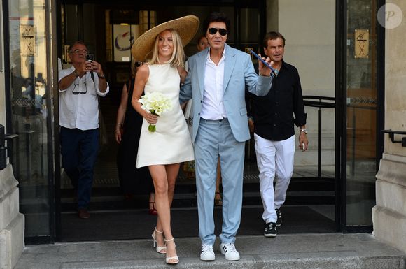 Les jeunes mariés, Jean-Luc Lahaye et sa femme Paola (Lahaye-Aubin) à la sortie de la mairie du 18ème arrondissement de Paris - J.L.Lahaye s'est marié en secondes noces avec sa compagne P.Aubin à la mairie du 18ème arrondissement de Paris, le 2 juillet 2025. (Agence / Bestimage).