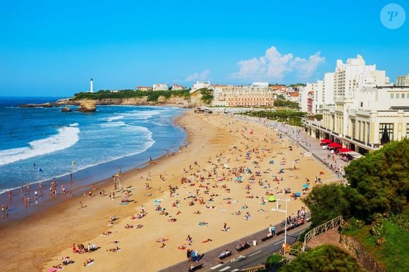 La Grand Plage de Biarritz avec "l’Hôtel du Palais" au centre et le casino municipal. © Saiko3p/123RF