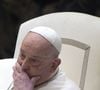 "Le pape François a été hospitalisé vendredi dans un hôpital de Rome pour soigner une bronchite, a annoncé le Vatican. Le pape, âgé de 88 ans et qui soufre de cette bronchite depuis la semaine dernière, avait dû renoncer mercredi à lire sa catéchèse lors de son audience générale hebdomadaire en raison de ses difficultés respiratoires", a-t-on pu lire dans la dépêche publiée ce vendredi matin aux alentours de 10 heures. 

Le pape François dirige l'audience générale hebdomadaire dans la salle Paul VI au Vatican le 12 février 2025.