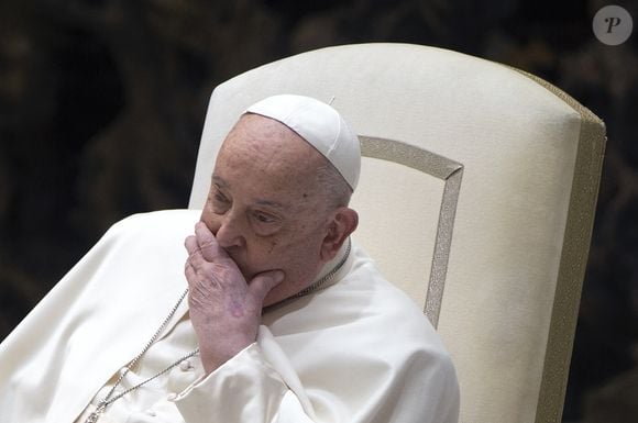 "Le pape François a été hospitalisé vendredi dans un hôpital de Rome pour soigner une bronchite, a annoncé le Vatican. Le pape, âgé de 88 ans et qui soufre de cette bronchite depuis la semaine dernière, avait dû renoncer mercredi à lire sa catéchèse lors de son audience générale hebdomadaire en raison de ses difficultés respiratoires", a-t-on pu lire dans la dépêche publiée ce vendredi matin aux alentours de 10 heures. 

Le pape François dirige l'audience générale hebdomadaire dans la salle Paul VI au Vatican le 12 février 2025.