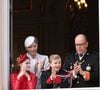 et comme le veut la tradition, la famille princière est apparue au balcon du palais à la fin de la cérémonie. 

La Princesse Charlène de Monaco, le Prince Albert II de Monaco, la Princesse Gabriella de Monaco, le Prince Jacques de Monaco apparaissent au balcon du Palais de Monaco lors des célébrations de la Fête Nationale de Monaco à Monte-Carlo, Monaco le 19 novembre 2025. Photo by Jean-Charles Vinaj/ABACAPRESS.COM