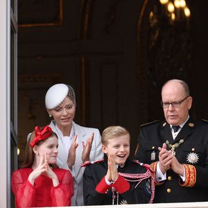 et comme le veut la tradition, la famille princière est apparue au balcon du palais à la fin de la cérémonie. 

La Princesse Charlène de Monaco, le Prince Albert II de Monaco, la Princesse Gabriella de Monaco, le Prince Jacques de Monaco apparaissent au balcon du Palais de Monaco lors des célébrations de la Fête Nationale de Monaco à Monte-Carlo, Monaco le 19 novembre 2025. Photo by Jean-Charles Vinaj/ABACAPRESS.COM