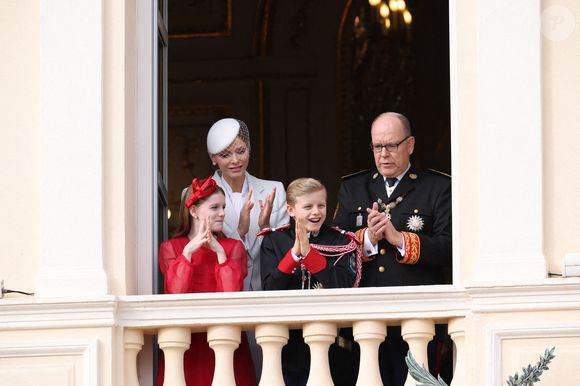 et comme le veut la tradition, la famille princière est apparue au balcon du palais à la fin de la cérémonie. 

La Princesse Charlène de Monaco, le Prince Albert II de Monaco, la Princesse Gabriella de Monaco, le Prince Jacques de Monaco apparaissent au balcon du Palais de Monaco lors des célébrations de la Fête Nationale de Monaco à Monte-Carlo, Monaco le 19 novembre 2025. Photo by Jean-Charles Vinaj/ABACAPRESS.COM