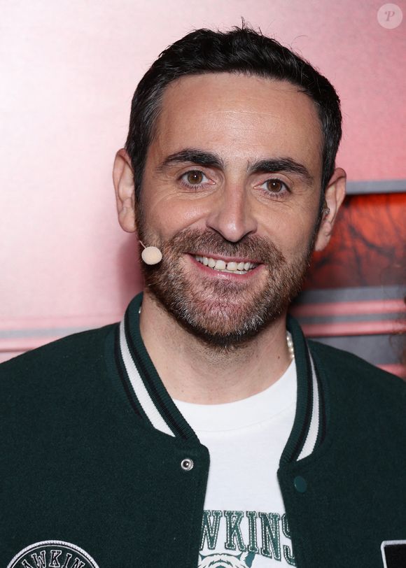 Dans une interview accordée à Kyan Khojandi et Navo, Camille Combal a dévoilé n'avoir qu'un seul rein.

Camille Combal à l'avant-première de la série "Stranger Things'" Saison 5 au Grand Rex à Paris, le 18 novembre 2025. 

Photo : Denis Guignebourg / Bestimage