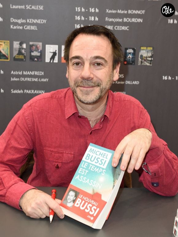 Michel Bussi présent au Salon du Livre de Paris 2017, qui s'est tenu à la Porte de Versailles à Paris, en France, le 25 mars 2017. Photo : Alban Wyters/ABACAPRESS.COM