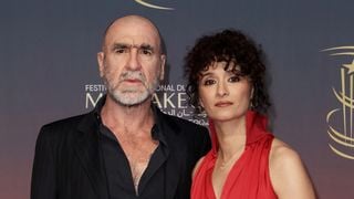 Éric Cantona et Rachida Brakni, amoureux enlacés : soleil et sable blanc pour célébrer la nouvelle année