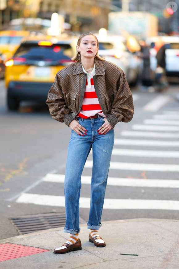 New York, NY - Gigi Hadid a été photographiée en train de prendre des poses lors d'une séance photo à New York, mettant en valeur son style chic et enjoué ! (Backgrid USA / Bestimage).