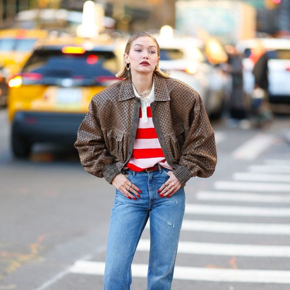 New York, NY - Gigi Hadid a été photographiée en train de prendre des poses lors d'une séance photo à New York, mettant en valeur son style chic et enjoué ! (Backgrid USA / Bestimage).