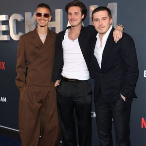 Romeo Beckham, Cruz Beckham, Brooklyn Peltz Beckham à l'avant-première du documentaire Beckham de Netflix, le 3 octobre 2023, au Cursor Mayfair de Londres. Mirrorpix / Bestimage