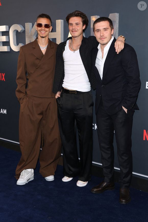 Romeo Beckham, Cruz Beckham, Brooklyn Peltz Beckham à l'avant-première du documentaire Beckham de Netflix, le 3 octobre 2023, au Cursor Mayfair de Londres. Mirrorpix / Bestimage