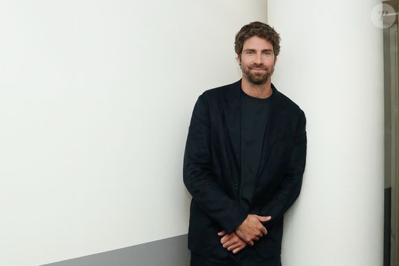 Exclusif - Tom Leeb lors du backstage de l'enregistrement de l'émission "Famille je vous aime" présentée par M. Drucker et qui sera diffusée le 13 juin 2025 sur France 3, aux Studios rive gauche à Paris, France, le 15 avril 2025. © Clovis-Gaffiot/Bestimage