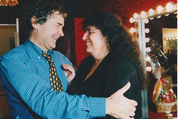 "L'écriture, c'est ce qui me tient, enfin plutôt ce qui me maintient en vie actuellement", confie-t-il également.

Archives - Pierre Perret et sa femme feu Rebecca (Simone Mazaltarim). © JLPPA / Bestimage