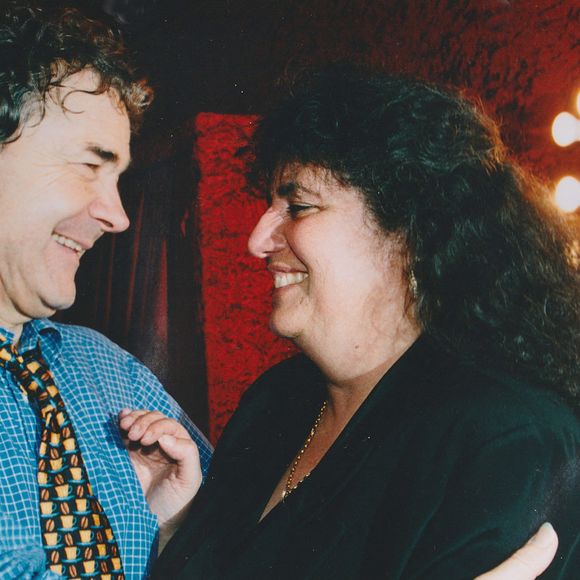 "L'écriture, c'est ce qui me tient, enfin plutôt ce qui me maintient en vie actuellement", confie-t-il également.

Archives - Pierre Perret et sa femme feu Rebecca (Simone Mazaltarim). © JLPPA / Bestimage