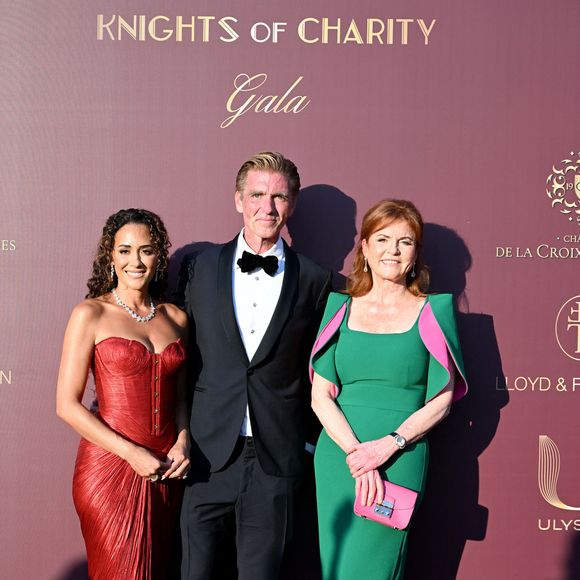 Chris Parker, le propriétaire du Château, et Sarah Ferguson, duchesse d’York - Photocall du dîner de charité "Knights of Charity" au Château de la Croix des Gardes à Cannes le 17 juillet 2025© Bruno Bebert/Bestimage