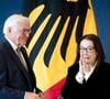 La chanteuse grecque entretient un lien particulier avec l'Allemagne depuis les années 1960.

Nana Mouskouri reçoit la Croix Fédérale du Mérite, des mains Frank-Walter Steinmeier (Président fédéral de l'Allemagne) au siège officiel du Spreebogen, à Berlin, le 5 octobre 2026. Action Press / Bestimage