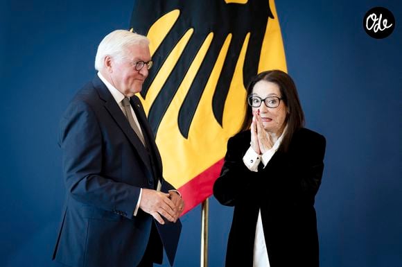 La chanteuse grecque entretient un lien particulier avec l'Allemagne depuis les années 1960.

Nana Mouskouri reçoit la Croix Fédérale du Mérite, des mains Frank-Walter Steinmeier (Président fédéral de l'Allemagne) au siège officiel du Spreebogen, à Berlin, le 5 octobre 2026. Action Press / Bestimage