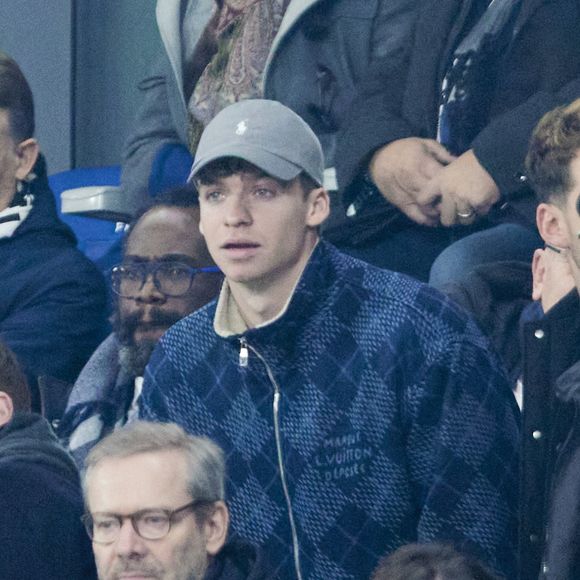 Léon Marchand en tribunes du deuxième test-match de rugby de l’Autumn Nations Series 2024 opposant l'équipe de France à l'Équipe de Nouvelle-Zélande "All Blacks" (30-29) au Stade France à Saint-Denis, Seine Saint-Denis, France, le 16 novembre 2024. © Cyril Moreau/Bestimage