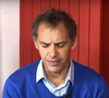 En larmes, Paul Belmondo évoque le décès de sa mère et de sa sœur.
Capture d'écran de l'émission "Entre vous et moi" sur YouTube.