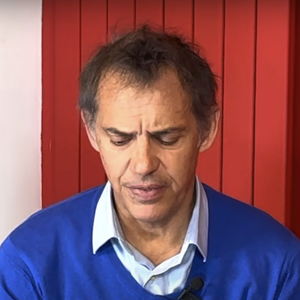 En larmes, Paul Belmondo évoque le décès de sa mère et de sa sœur.

Capture d'écran de l'émission "Entre vous et moi" sur YouTube.