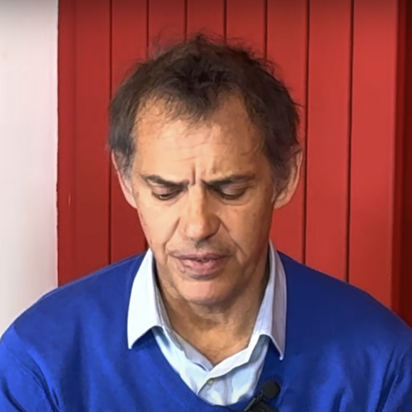 En larmes, Paul Belmondo évoque le décès de sa mère et de sa sœur.

Capture d'écran de l'émission "Entre vous et moi" sur YouTube.