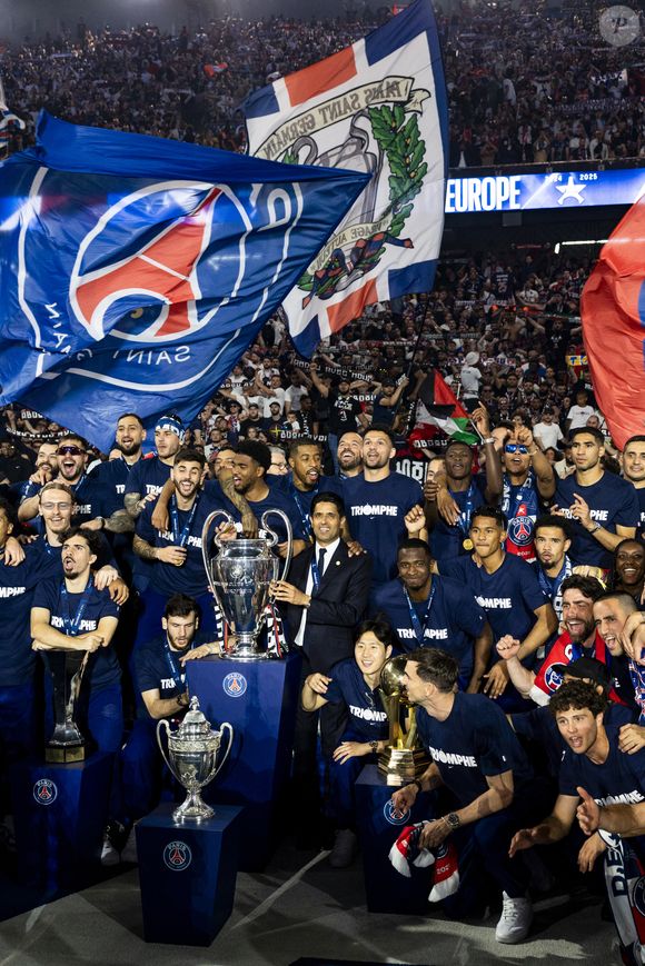 Nasser al-Khelaïfi (président du PSG), Luis Enrique, Luis Campos, Khvicha Kvaratkshelia,Gonçalo Ramos, Ousmane Dembélé, Marco Asensio, Kang-In Lee, Randal Kolo Muani, Senny Mayulu, Bradley Barcola, Ibrahim Mbaye, Gianluigi Donnarumma, Matvey Safonov, Lucas Lavallée, Arnau Tenas, Axel Tape, Noham Kamara, Achraf Hakimi, Presnel Kimpembe, Marquinhos, Lucas Hernandez, Nuno Mendes, Nordi Mukiele, Lucas Beraldo, Milan Skriniar, Yoram Zague, Joane Gadou, Naoufel El Hannach, Willian Pacho, Manuel Ugarte, Fabian Ruiz, Désiré Doué, Danilo Pereira, Vitinha, Gabriel Moscardo, Cher Ndour, Carlos Soler, Warren Zaïre-Emery, João Neves - Les joueurs du PSG célèbrent leur titre de Champion d'Europe au Parc Des Princes à Paris, le 1er juin 2025.
© Cyril Moreau/Bestimage