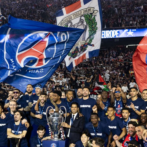 Nasser al-Khelaïfi (président du PSG), Luis Enrique, Luis Campos, Khvicha Kvaratkshelia,Gonçalo Ramos, Ousmane Dembélé, Marco Asensio, Kang-In Lee, Randal Kolo Muani, Senny Mayulu, Bradley Barcola, Ibrahim Mbaye, Gianluigi Donnarumma, Matvey Safonov, Lucas Lavallée, Arnau Tenas, Axel Tape, Noham Kamara, Achraf Hakimi, Presnel Kimpembe, Marquinhos, Lucas Hernandez, Nuno Mendes, Nordi Mukiele, Lucas Beraldo, Milan Skriniar, Yoram Zague, Joane Gadou, Naoufel El Hannach, Willian Pacho, Manuel Ugarte, Fabian Ruiz, Désiré Doué, Danilo Pereira, Vitinha, Gabriel Moscardo, Cher Ndour, Carlos Soler, Warren Zaïre-Emery, João Neves - Les joueurs du PSG célèbrent leur titre de Champion d'Europe au Parc Des Princes à Paris, le 1er juin 2025.
© Cyril Moreau/Bestimage