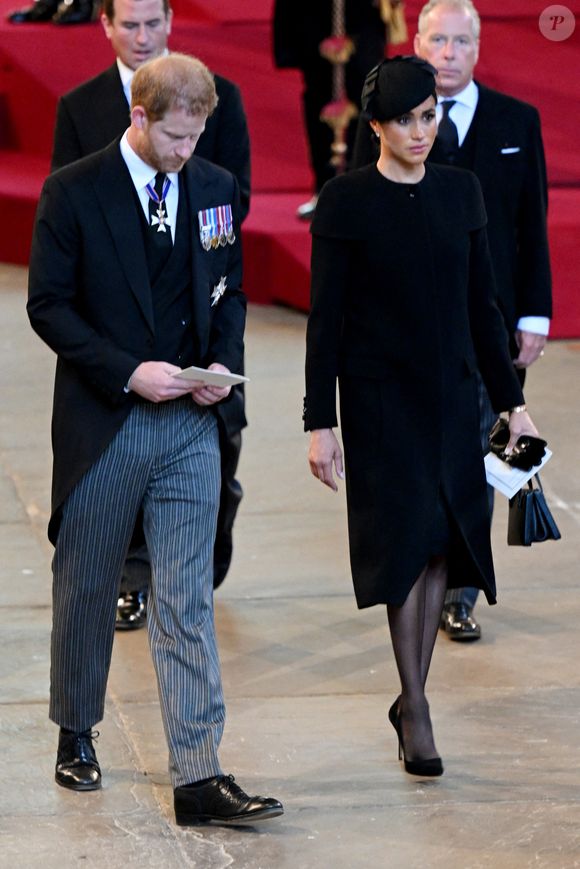 Le prince Harry et Meghan Markle - Procession cérémonielle du cercueil de la reine Elisabeth II du palais de Buckingham à Westminster Hall à Londres le 14 septembre 2022.

© Photoshot / Panoramic / Bestimage